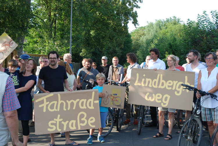 Auftakt zur Unterschriftensammlung am 22. Juli, Kundgebung auf dem Lindberghweg